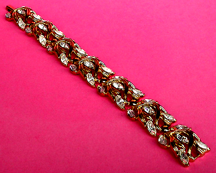a beautiful vintage costume jewelry bracelet unsigned
