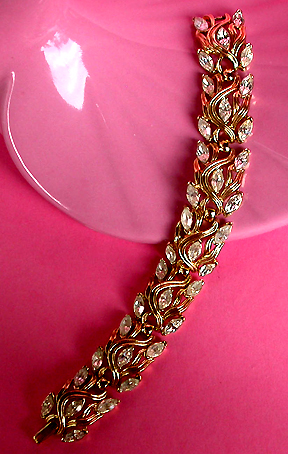 a beautiful vintage costume jewelry bracelet unsigned