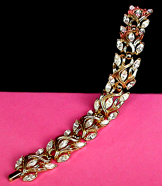 a beautiful vintage costume jewelry bracelet unsigned