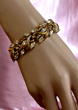 a beautiful vintage costume jewelry bracelet unsigned