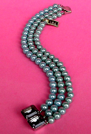 a beautiful vintage costume jewelry bracelet unsigned