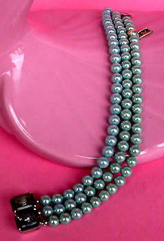 a beautiful vintage costume jewelry bracelet unsigned