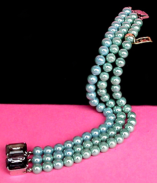 a beautiful vintage costume jewelry bracelet unsigned