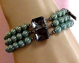 a beautiful vintage costume jewelry bracelet unsigned