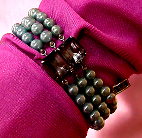 a beautiful vintage costume jewelry bracelet unsigned
