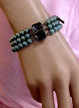 a beautiful vintage costume jewelry bracelet unsigned