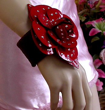 a beautiful vintage costume jewelry bracelet unsigned