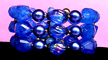 a beautiful vintage costume jewelry bracelet unsigned