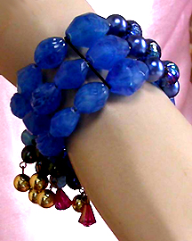 a beautiful vintage costume jewelry bracelet unsigned