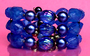a beautiful vintage costume jewelry bracelet unsigned