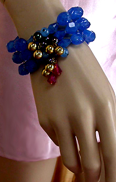 a beautiful vintage costume jewelry bracelet unsigned