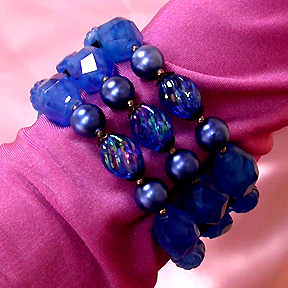 a beautiful vintage costume jewelry bracelet unsigned