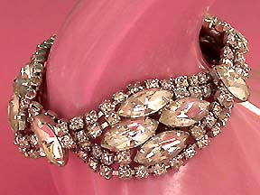 a beautiful vintage costume jewelry bracelet unsigned