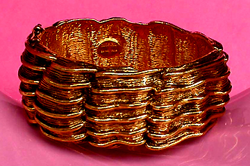 a beautiful vintage costume jewelry bracelet unsigned