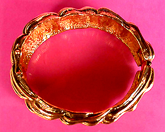 a beautiful vintage costume jewelry bracelet unsigned