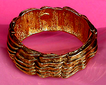 a beautiful vintage costume jewelry bracelet unsigned