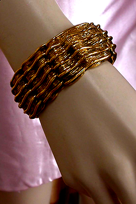 a beautiful vintage costume jewelry bracelet unsigned