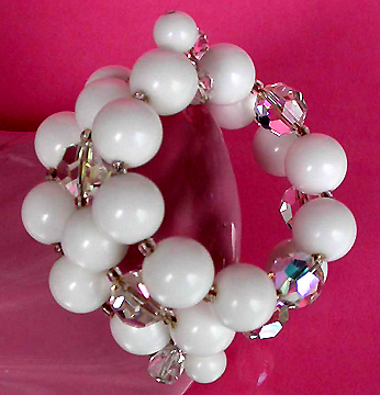 a beautiful vintage costume jewelry bracelet unsigned