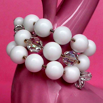 a beautiful vintage costume jewelry bracelet unsigned