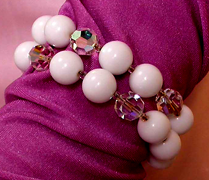 a beautiful vintage costume jewelry bracelet unsigned