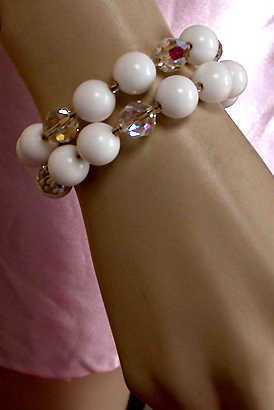 a beautiful vintage costume jewelry bracelet unsigned