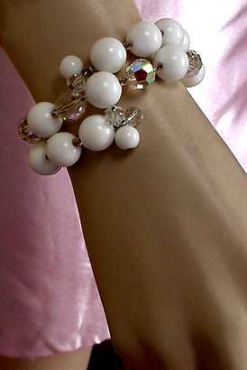 a beautiful vintage costume jewelry bracelet unsigned