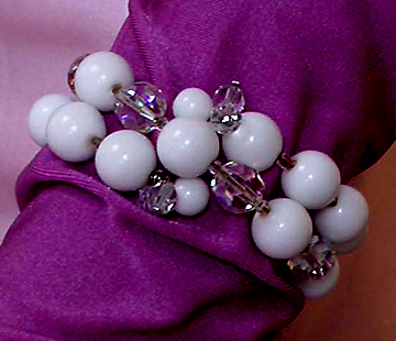 a beautiful vintage costume jewelry bracelet unsigned