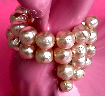 a beautiful vintage costume jewelry bracelet unsigned