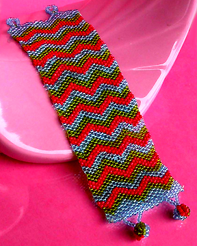 a beautiful vintage costume jewelry bracelet unsigned