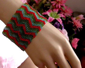 a beautiful vintage costume jewelry bracelet unsigned