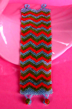 a beautiful vintage costume jewelry bracelet unsigned