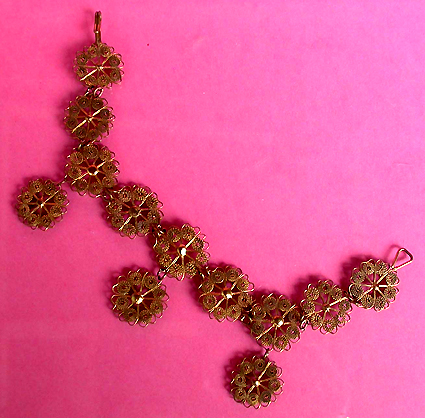 a beautiful vintage costume jewelry bracelet unsigned