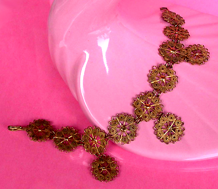 a beautiful vintage costume jewelry bracelet unsigned