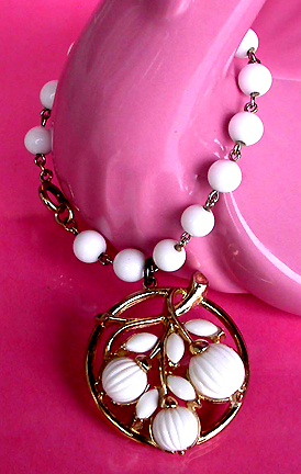 a beautiful vintage costume jewelry bracelet unsigned