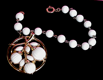 a beautiful vintage costume jewelry bracelet unsigned