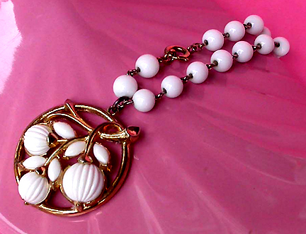 a beautiful vintage costume jewelry bracelet unsigned