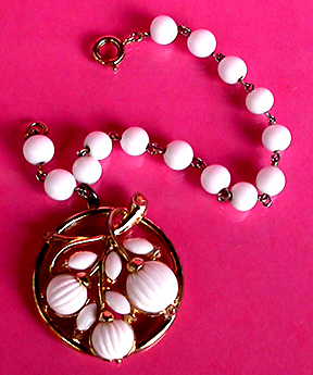 a beautiful vintage costume jewelry bracelet unsigned
