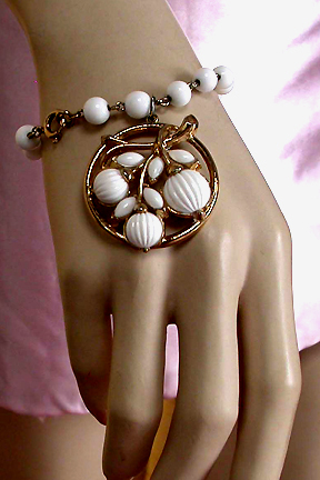 a beautiful vintage costume jewelry bracelet unsigned