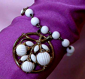 a beautiful vintage costume jewelry bracelet unsigned