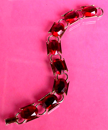 a beautiful vintage costume jewelry bracelet unsigned