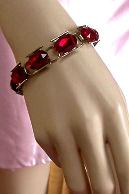 a beautiful vintage costume jewelry bracelet unsigned