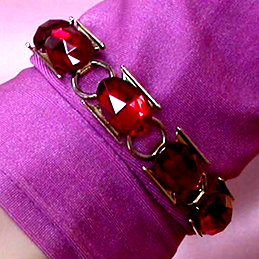 a beautiful vintage costume jewelry bracelet unsigned