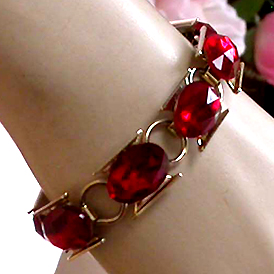 a beautiful vintage costume jewelry bracelet unsigned