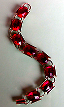a beautiful vintage costume jewelry bracelet Unsigned