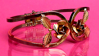 a beautiful vintage costume jewelry bracelet unsigned