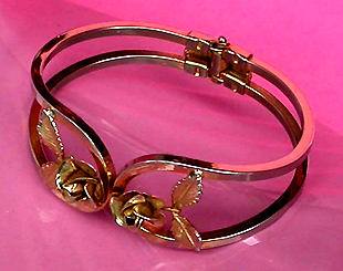 a beautiful vintage costume jewelry bracelet unsigned