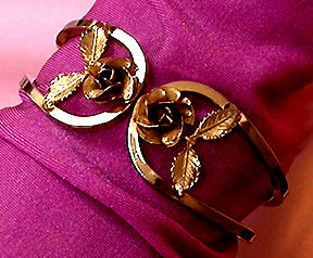 a beautiful vintage costume jewelry bracelet unsigned