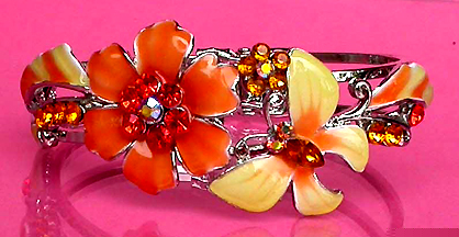 a beautiful vintage costume jewelry bracelet unsigned