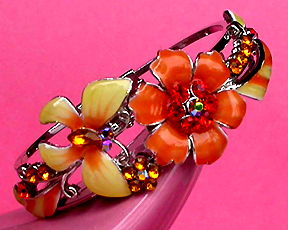 a beautiful vintage costume jewelry bracelet unsigned