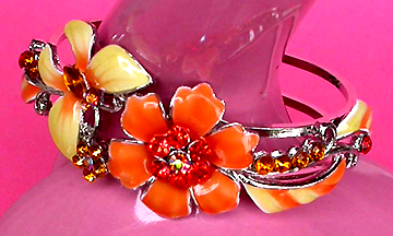 a beautiful vintage costume jewelry bracelet unsigned